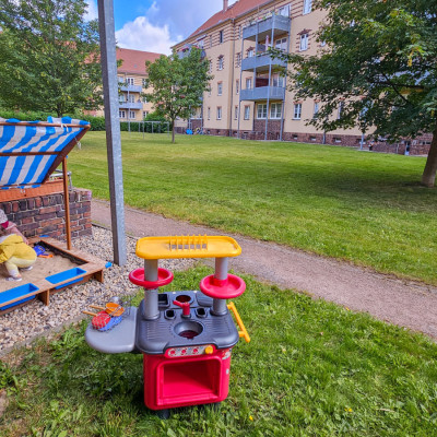 Hof mit Sandkasten und Spielgeräten